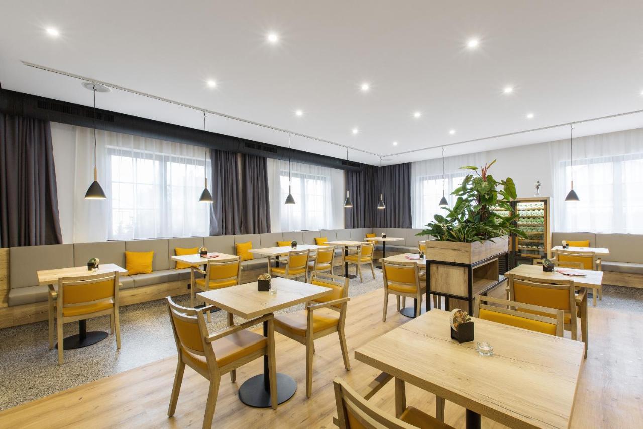 Hotel Restovna Jiloviste ภายนอก รูปภาพ